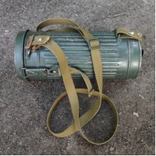 What were the straps of the German WW2 gas mask canister